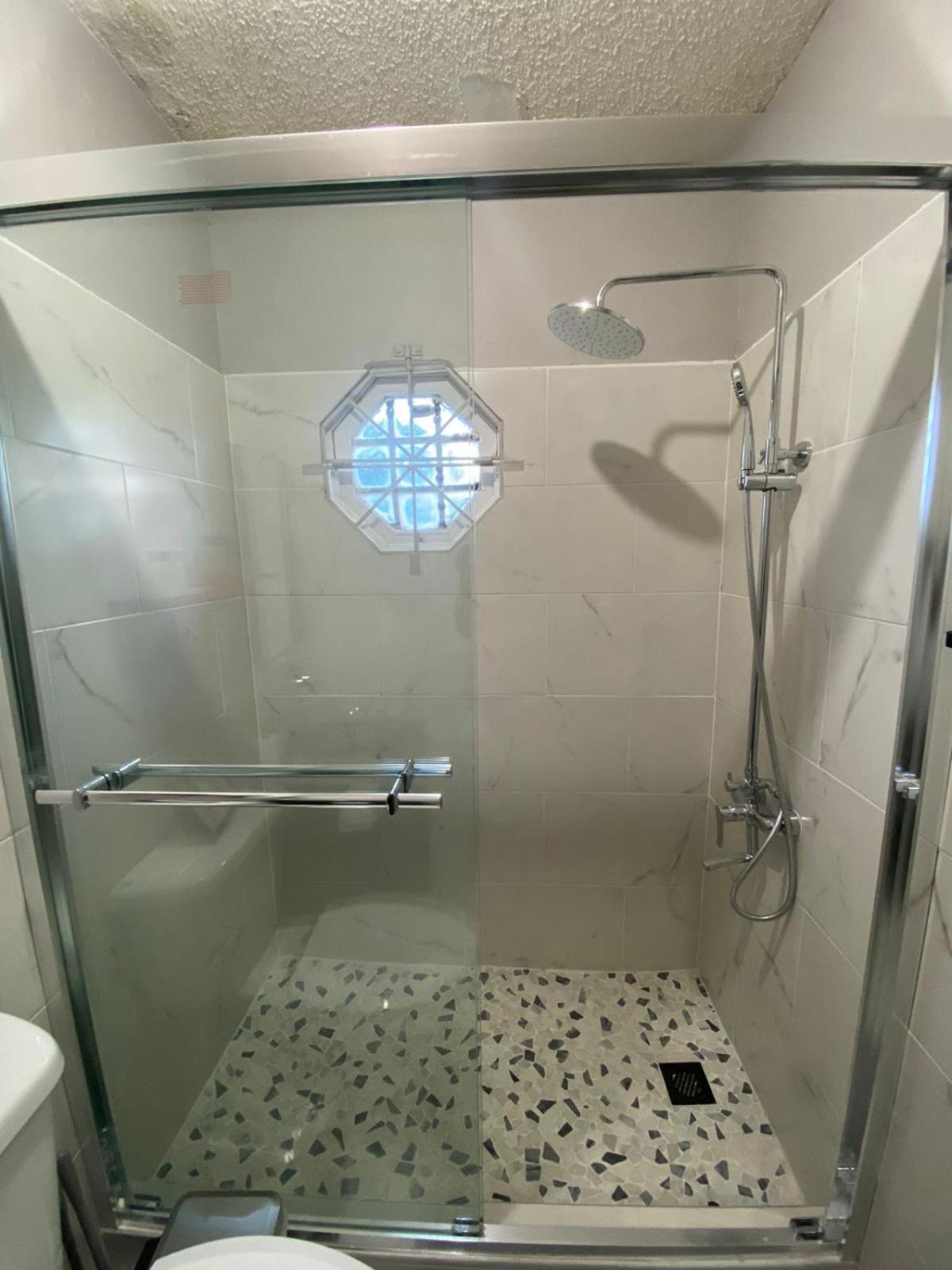 Cozy 2 Bedroom Townhouse In Gated Community, Kgn8 Newly Installed Solar Hot Water System Kingston Zewnętrze zdjęcie