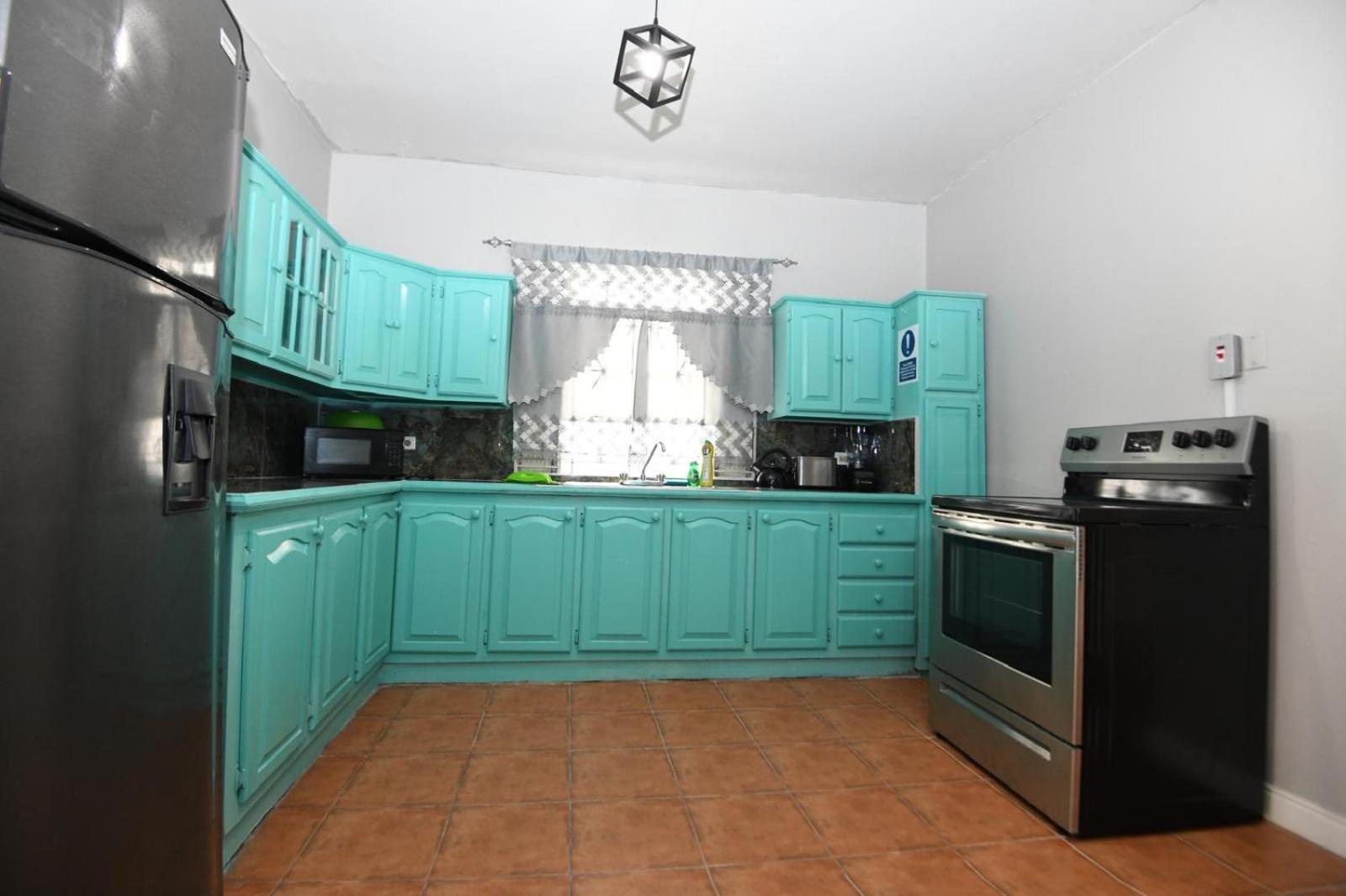 Cozy 2 Bedroom Townhouse In Gated Community, Kgn8 Newly Installed Solar Hot Water System Kingston Zewnętrze zdjęcie