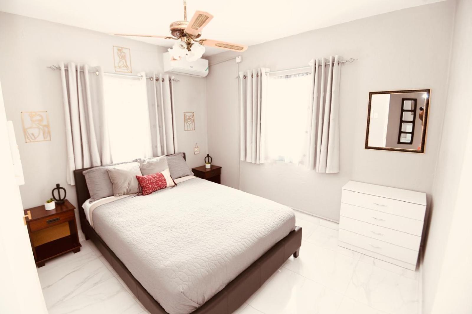 Cozy 2 Bedroom Townhouse In Gated Community, Kgn8 Newly Installed Solar Hot Water System Kingston Zewnętrze zdjęcie